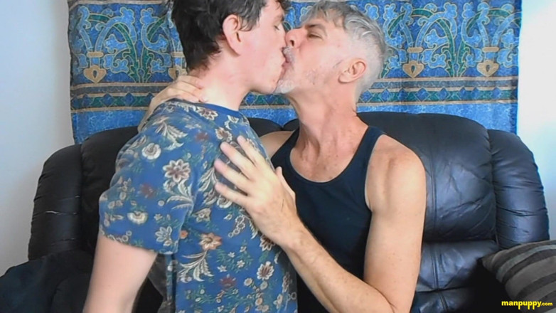 Man Puppy: Un eccitante gay che si bacia con Richard e christian