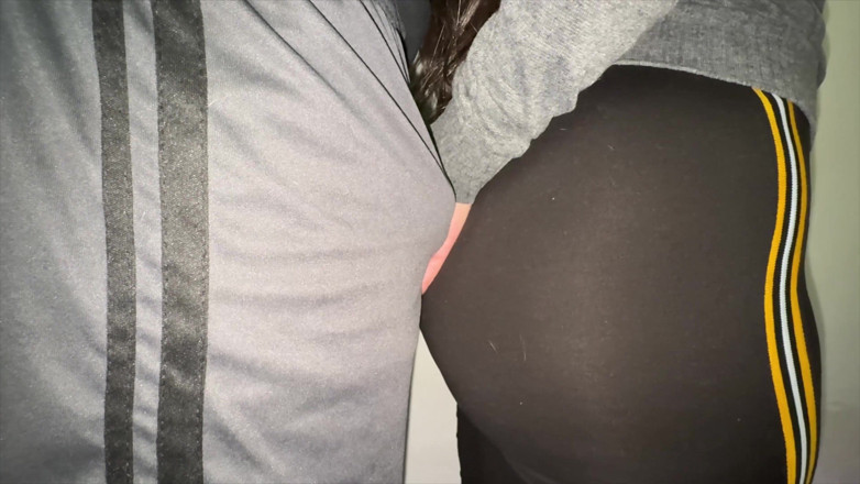 CoupleOfHotSins: O femeie cu curul mare apucă pula unui străin
