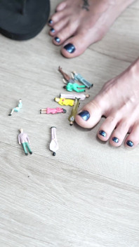 Elle marche sur des petits