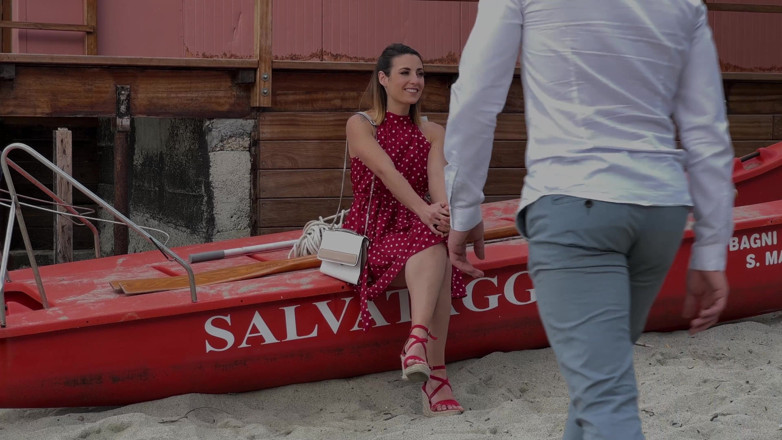 Jet sex prod: Ela é largada na praia