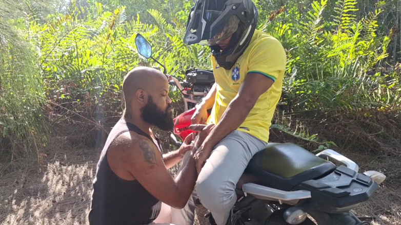 Tio Barbudo: 継父バルブド - バイク宅配の逸脱 森での激しいセックス。