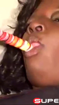 Lisa Rivera menghisap lolipop dan batang pada masa yang sama