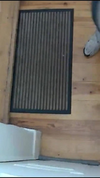 Wanhopige jongen die buiten door zijn huisgenoot wordt achtergelaten, maakt zichzelf nat en neemt dan wraak