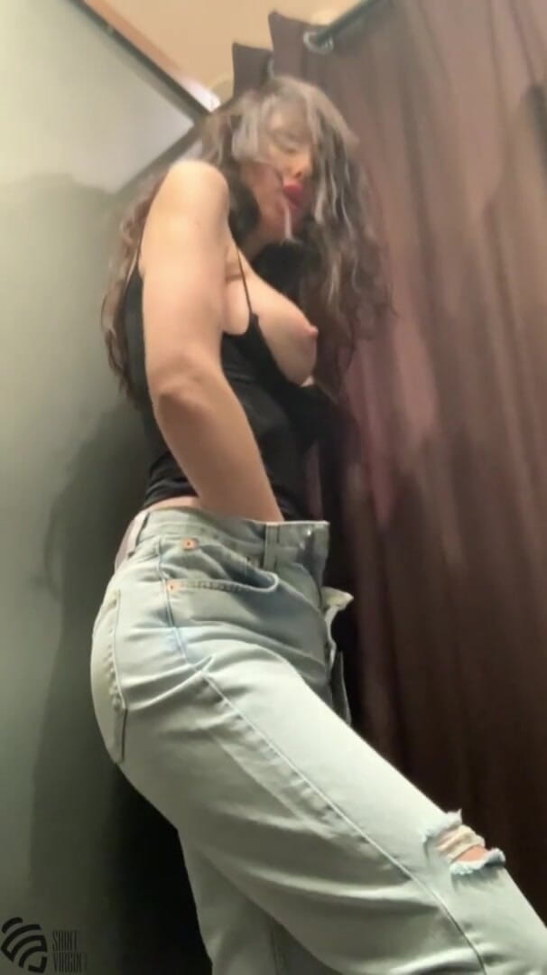 LizaVirgin: Hot MILF si masturba nel camerino del negozio