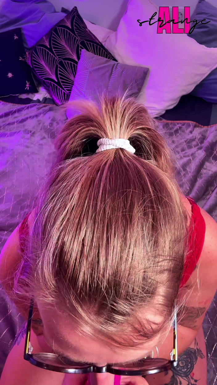 OnlyAliWorld: Si blonde dalam sesi pinggiran merah berakhir dengan orgasme besar-besaran