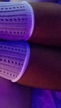 Masturbuje s bílými síťovými punčochami Mezi stehny mé okouzlující černé děvky