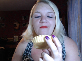 Akosti Rain: Cake time with Akosti