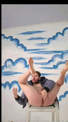 मैंने घर के लिविंग रूम में इस उम्मीद में दिखावा किया कि बाहर से कोई मुझे चोद देगा।