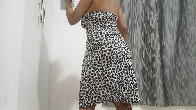 PATY PATY: 継娘は彼女の継父と性交しに行き、途中で彼女は彼のコックを彼女の中に入れるために彼女の足を開きます