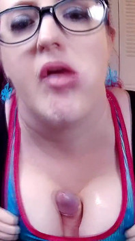 Gırtlağına kadar meme sikişi orta yaşlı seksi kadın yüze boşalmayla bitiyor