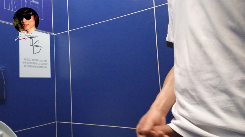 Jon Arteen: Gay Twink se pișă, își masturbează penisul și ejaculează sperma în toaletă
