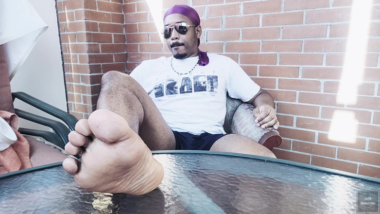 Soft Soleman: 洗完澡后我触摸和闻我的脚底 （2） （2025）