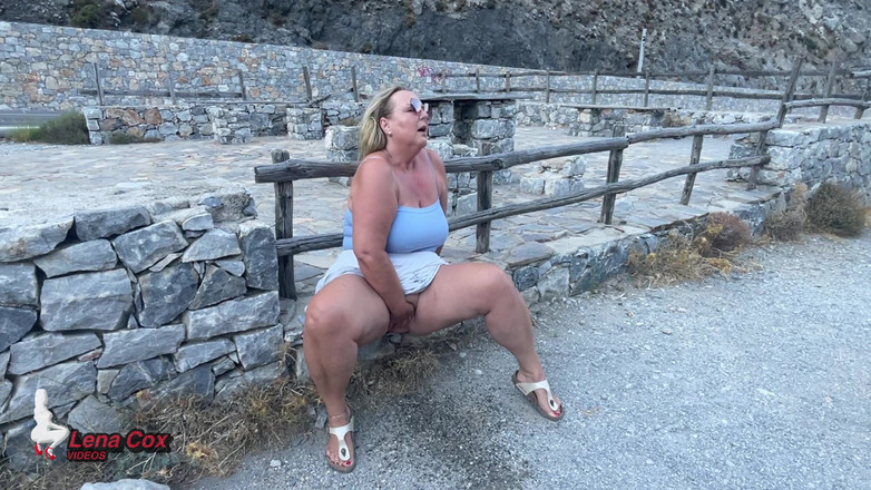 Lena Cox: 주차장 연석에서 시오후키하는 발정난 마누라