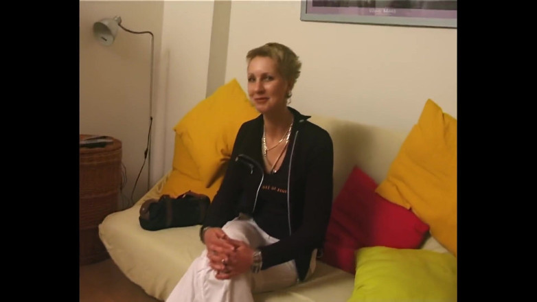 My first cock: La ragazza troia si spoglia e viene toccata