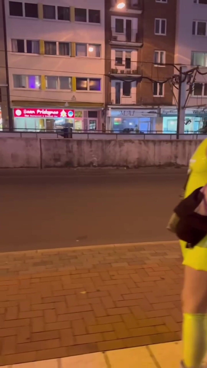 Elena917: Publiczny spacer i flashowanie w bieliźnie i pończochach