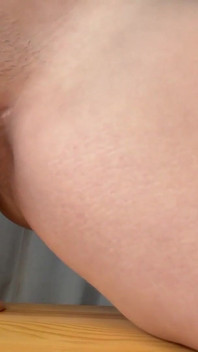 Ma demi-sœur enfile une jupe très sexy et se masturbe