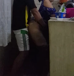 नौकरानी रसोई में गांड बचाती है