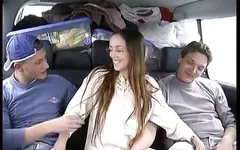 Sexig trekant med brud i underkläder i skåpbil