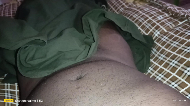 Jeemy1996: Grande nero africano - Sdraiato sul letto e guardando una ragazza...