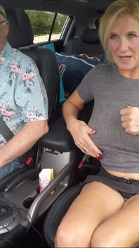 Vrachtwagenchauffeurs in de auto laten zien