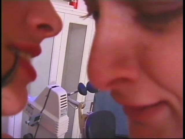 Girl on Girl: Escrava ruiva com chicote no cu recebe pás EKG nos...