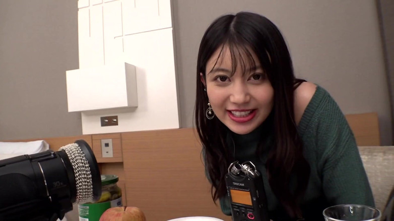 DOC channel: Intenzivní a sladký šepot, který poblázní vaše uši! Pěkná tělem kráska...