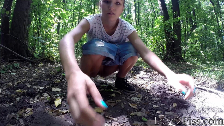 Love 2 Piss: Вытираю киску листом
