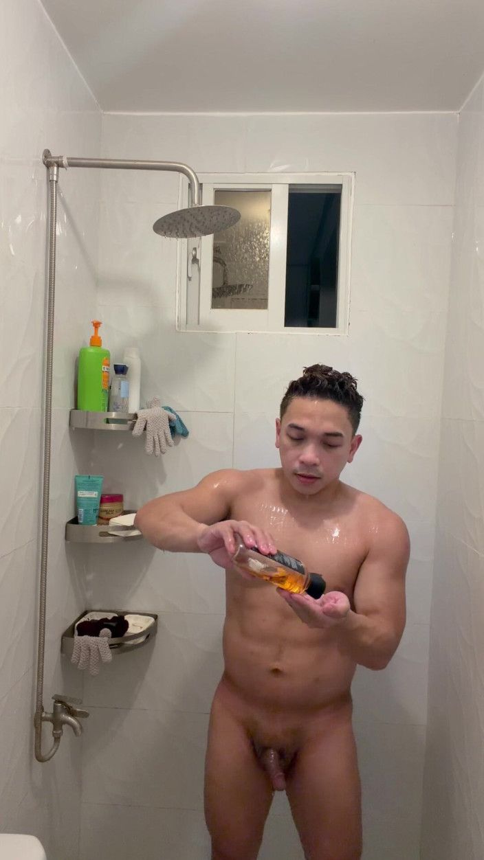 The Fitmaster: O filipineză sexy twink se masturbează în duș cu aburi