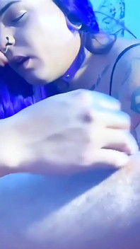 Gadis Trans Tatu Menjadi Ketagih Menghisap Zakar Orang Asing