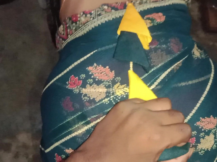 Meenashki Devi: Krásná bhabhi ve vesnické kuchyni