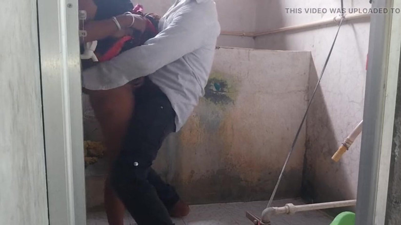 Busty mom: Stehender indischer fick