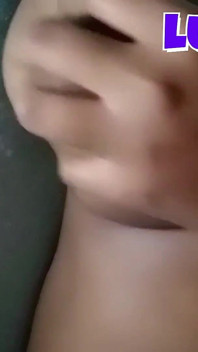 Hraju si s tvrdými bradavkami a čekám na tvou společnost..