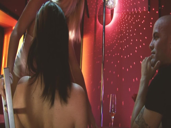 The Window of Sex: Scenă cu mame sexy lesbiene 4_a pereche de mamă sexy stripteuză țâțoasă în...