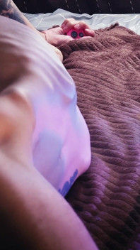 Výběr cel a pracovních míst. Twink má holý zadek a vztyčený penis, masturbace a atmosféra