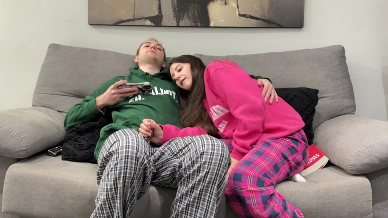 Sugary Kitty: Stiefbruer guckt porno und wichs neben stiefschwein! aber sie beschließt,...