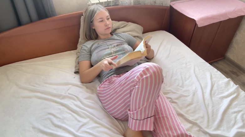 Stacy_via: สาวผมบลอนด์เงี่ยนหลังจากอ่านหนังสืออีโรติก แล้วได้รับจุดสุดยอดจริงๆ