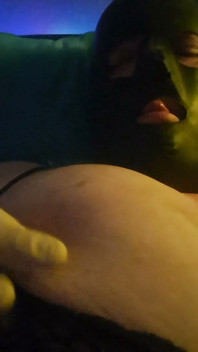 Lateks Sissy geri döndü