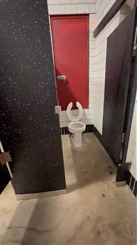 Conoceme en el cuarto de hombres después del partido