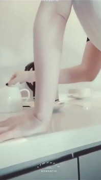 会社の喫茶室では、同僚の女性ミアが毎日こんな風に僕たちを誘惑してくる