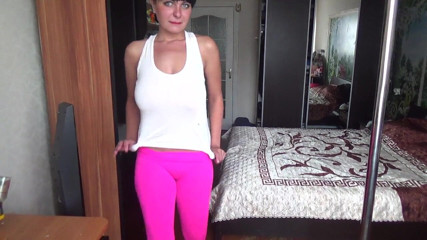 Sexy Milf: Kate yoga pantolonlu yüksek topuklu ve kısa beyaz üstlü seksi yürüyor