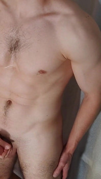 Chico joven caliente con una gran polla masturbándose y gimiendo - Alexhuff