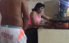 L'impiegato viene scopata in cucina quando mia moglie è distratta