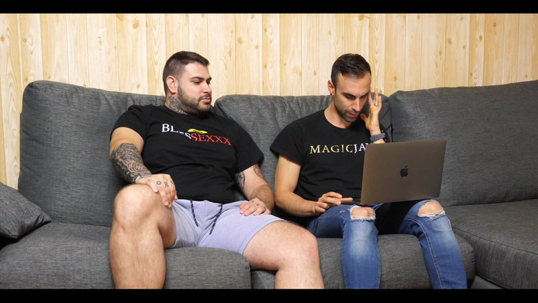 Zeus Ray: Aku lagi asik sama temanku magicjavi sambil duduk di sofa
