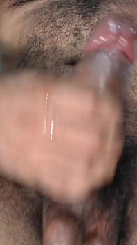 Un maschio gioca con un cazzo duro
