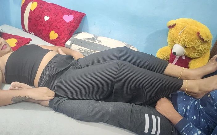 Vaigavarun Feet romance: Šlapka hrudníkem