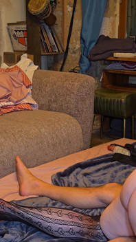 Mio marito si unisce a noi! Un threesome selvaggio dopo uno spettacolo lesbico con la mia ragazza libertina