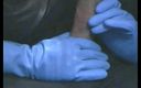 The flying milk wife handjob: Rokende vrouw in blauwe rubberen handschoenen aftrekken 3