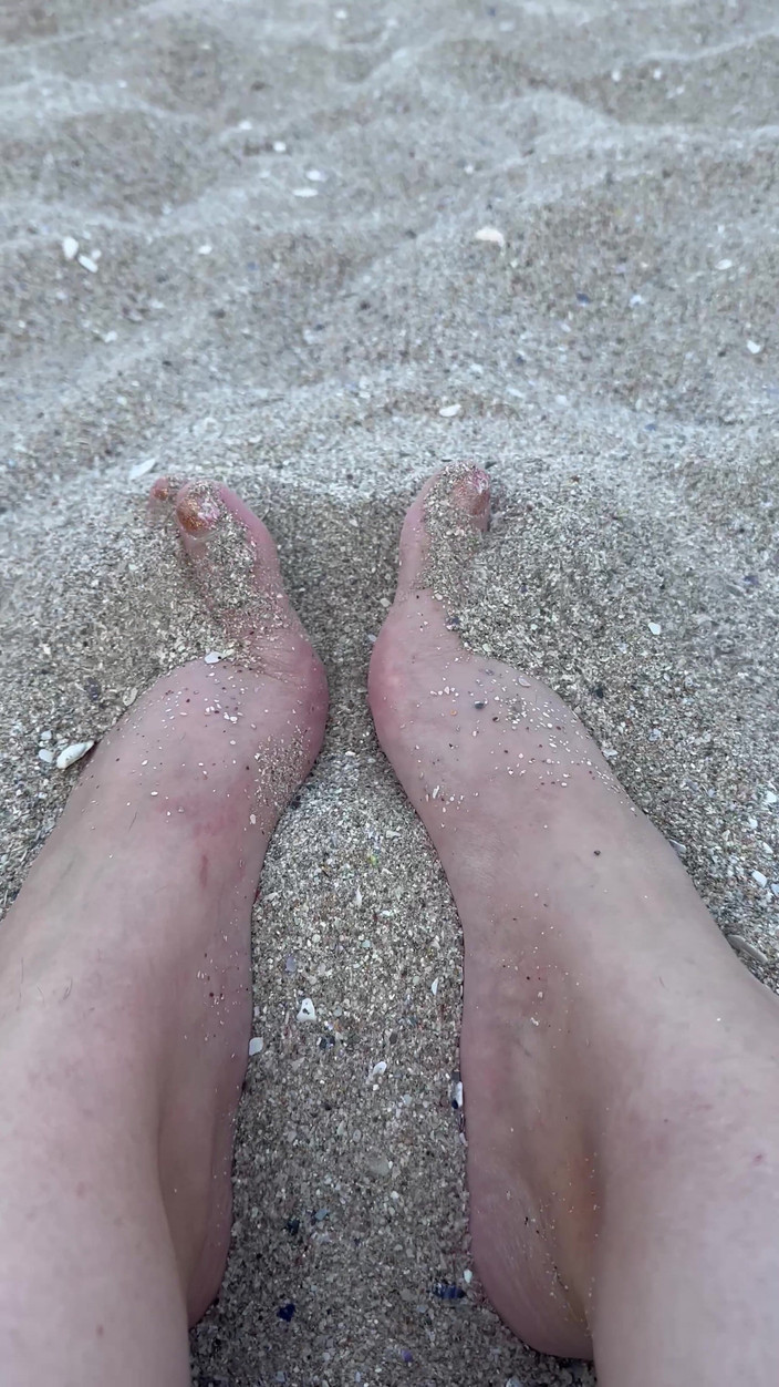 Young_strawberry: Stranddagen gnugga mina stora sexiga fötter i sanden