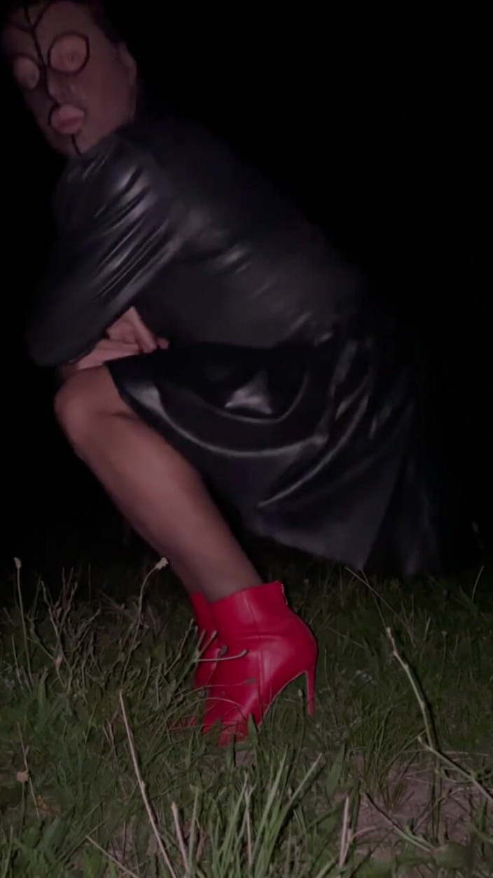 PervyLara: Robe noire en latex, masque en résille en latex, collants,...