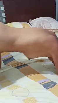 Üvey anne mastürbasyon yapıyor ve lezzetli amcığını üvey oğluna veriyor. O harika bir fahişe